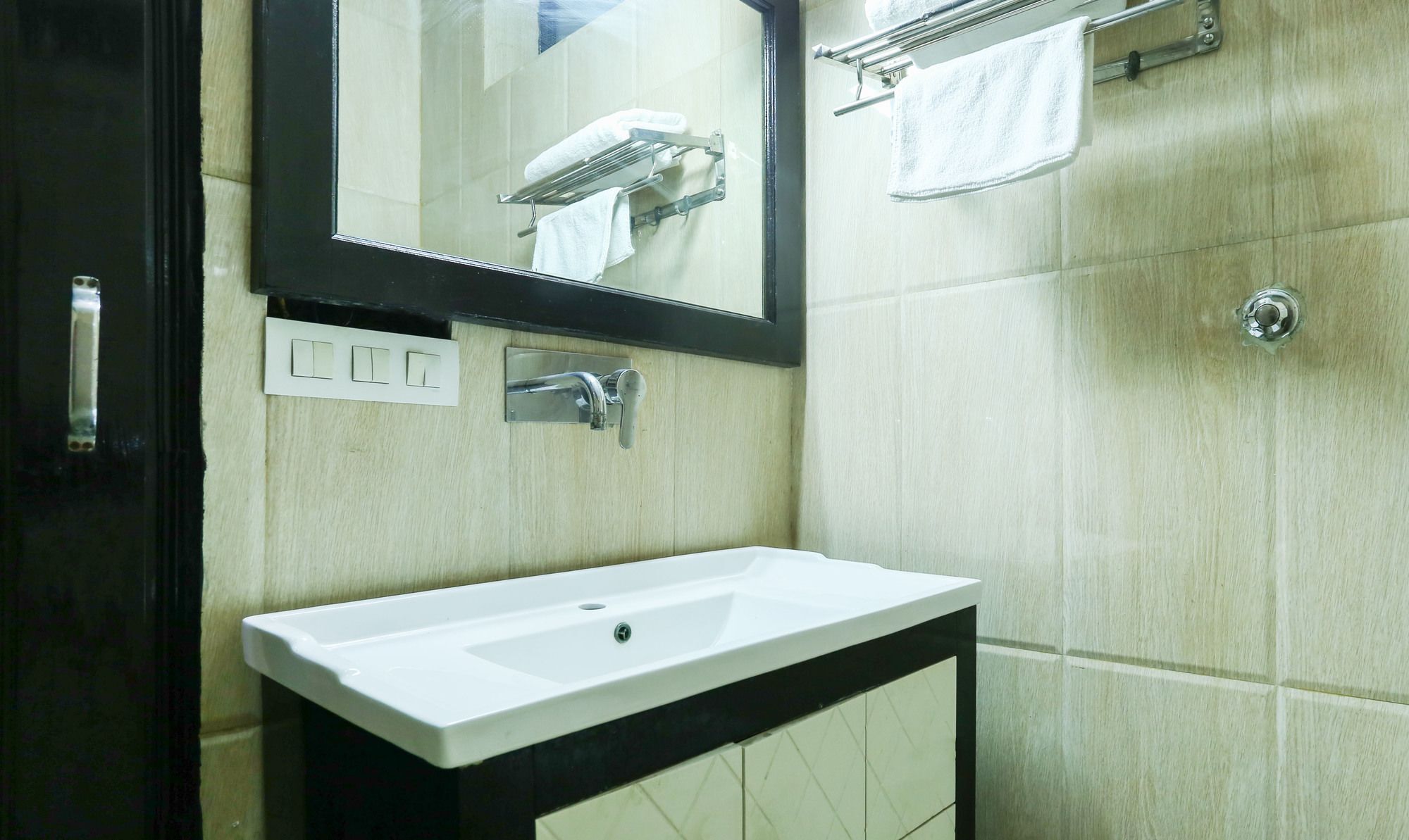 Treebo Trip Sswag 18 Expressway Hotel Noida Exterior photo