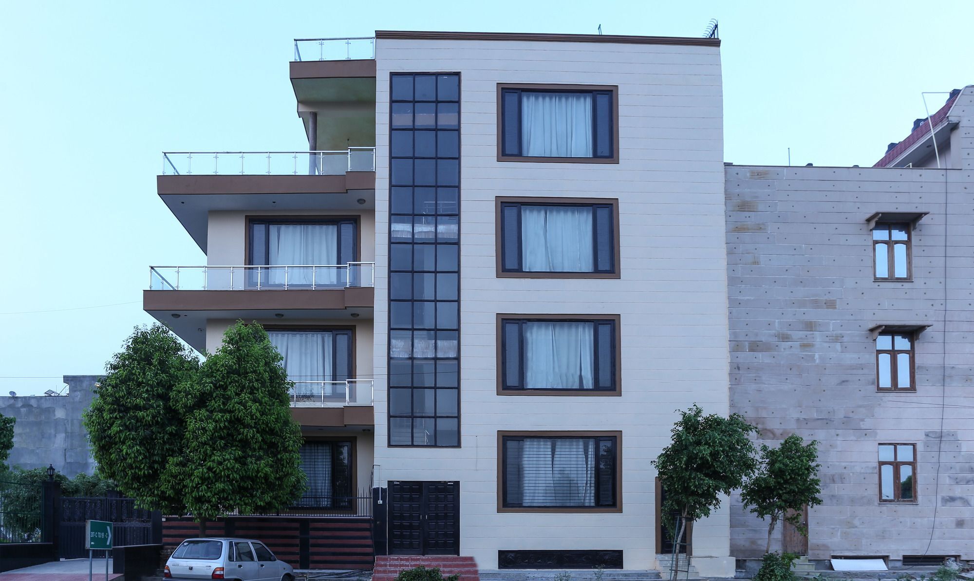 Treebo Trip Sswag 18 Expressway Hotel Noida Exterior photo