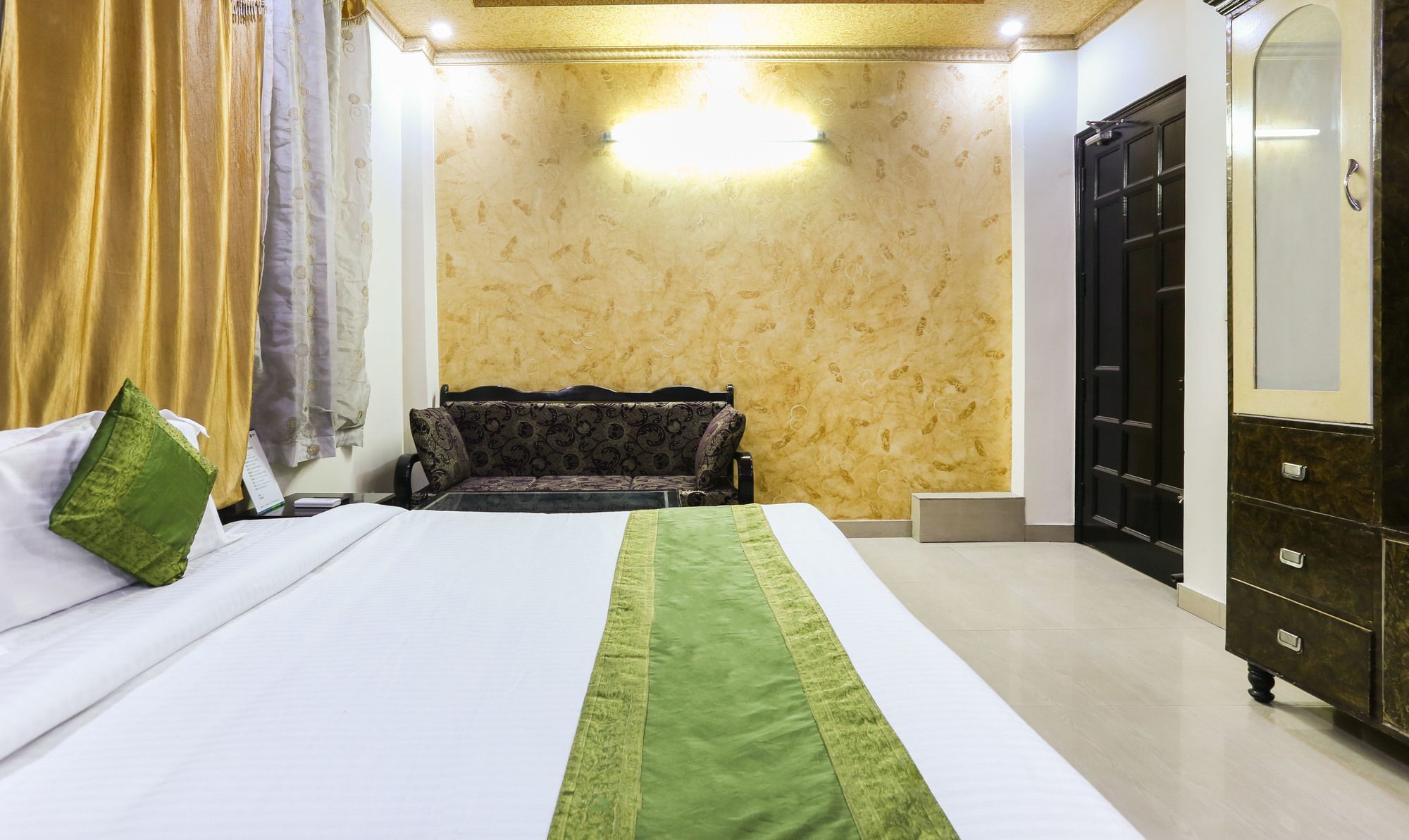 Treebo Trip Sswag 18 Expressway Hotel Noida Exterior photo