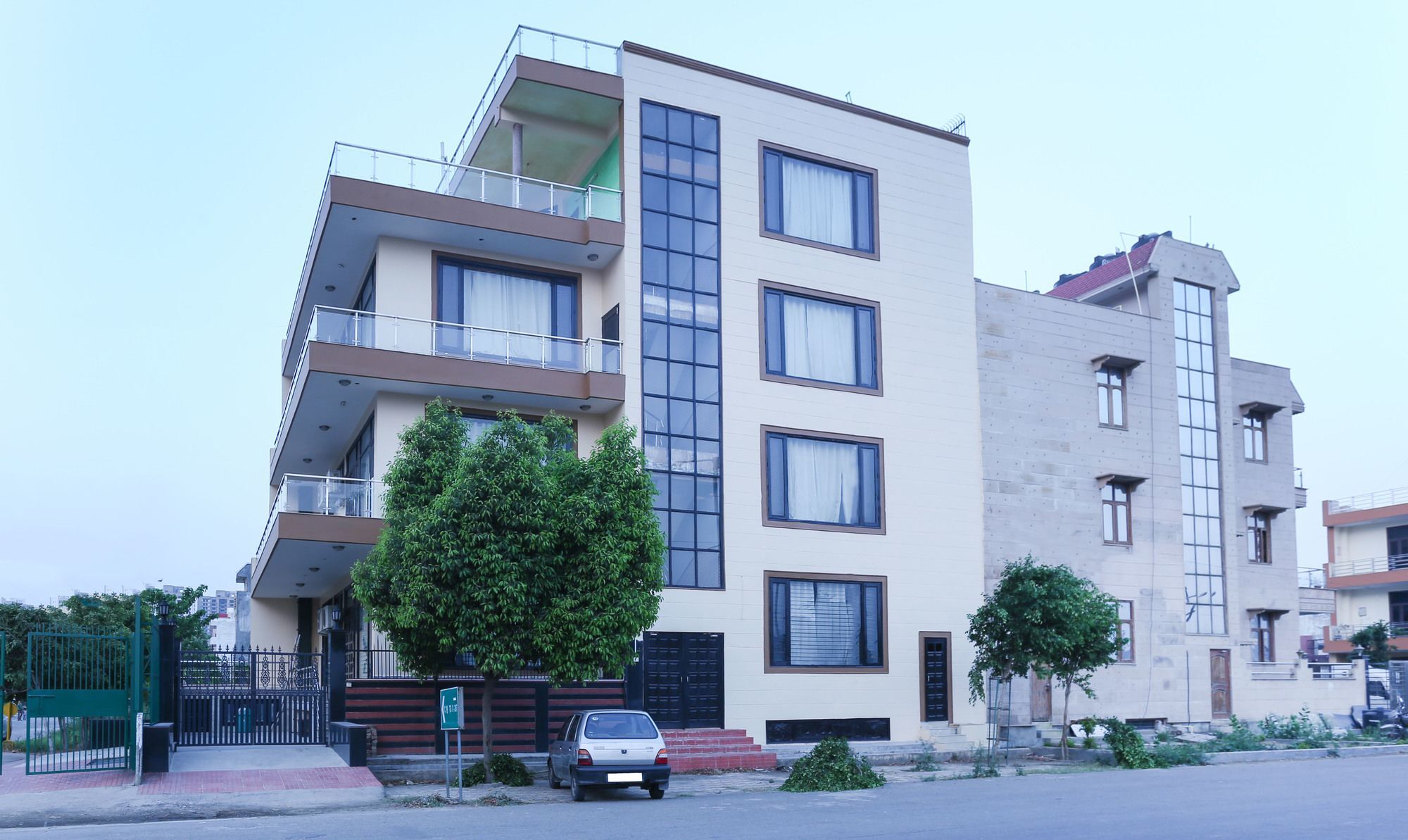 Treebo Trip Sswag 18 Expressway Hotel Noida Exterior photo