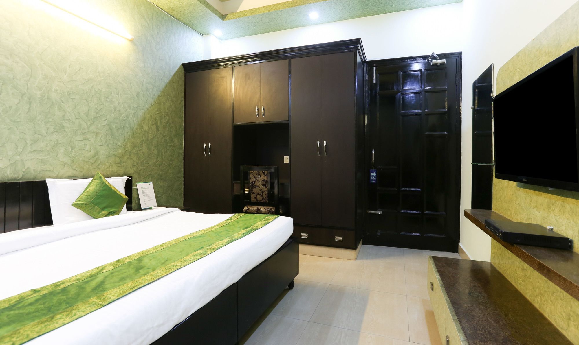 Treebo Trip Sswag 18 Expressway Hotel Noida Exterior photo